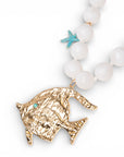 Collana lunga con sfere bianche in acrilico e pendente pesce tropicale in metallo - Mya Accessories