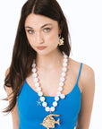 Collana lunga con sfere bianche in acrilico e pendente pesce tropicale in metallo - Mya Accessories
