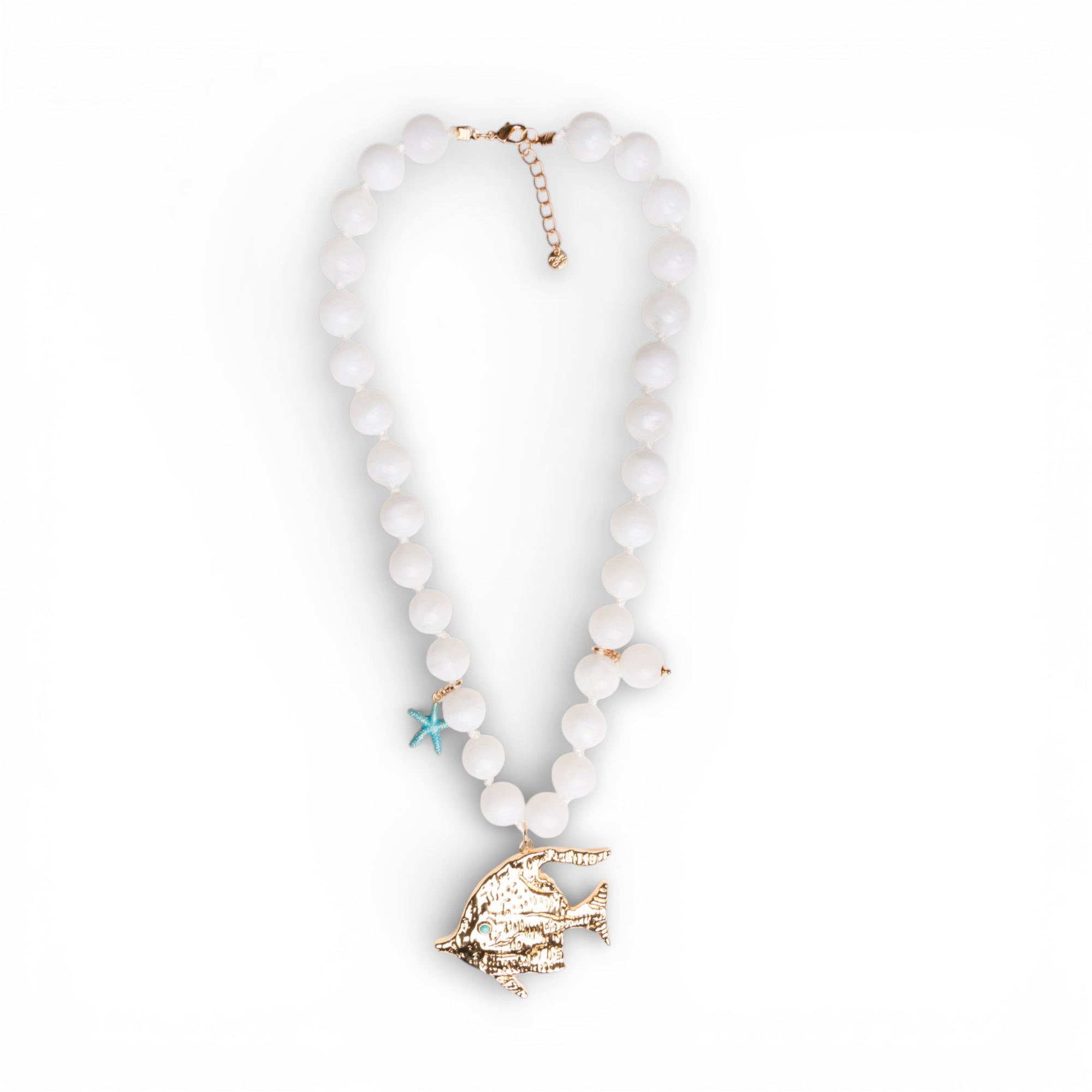 Collana lunga con sfere bianche in acrilico e pendente pesce tropicale in metallo - Mya Accessories