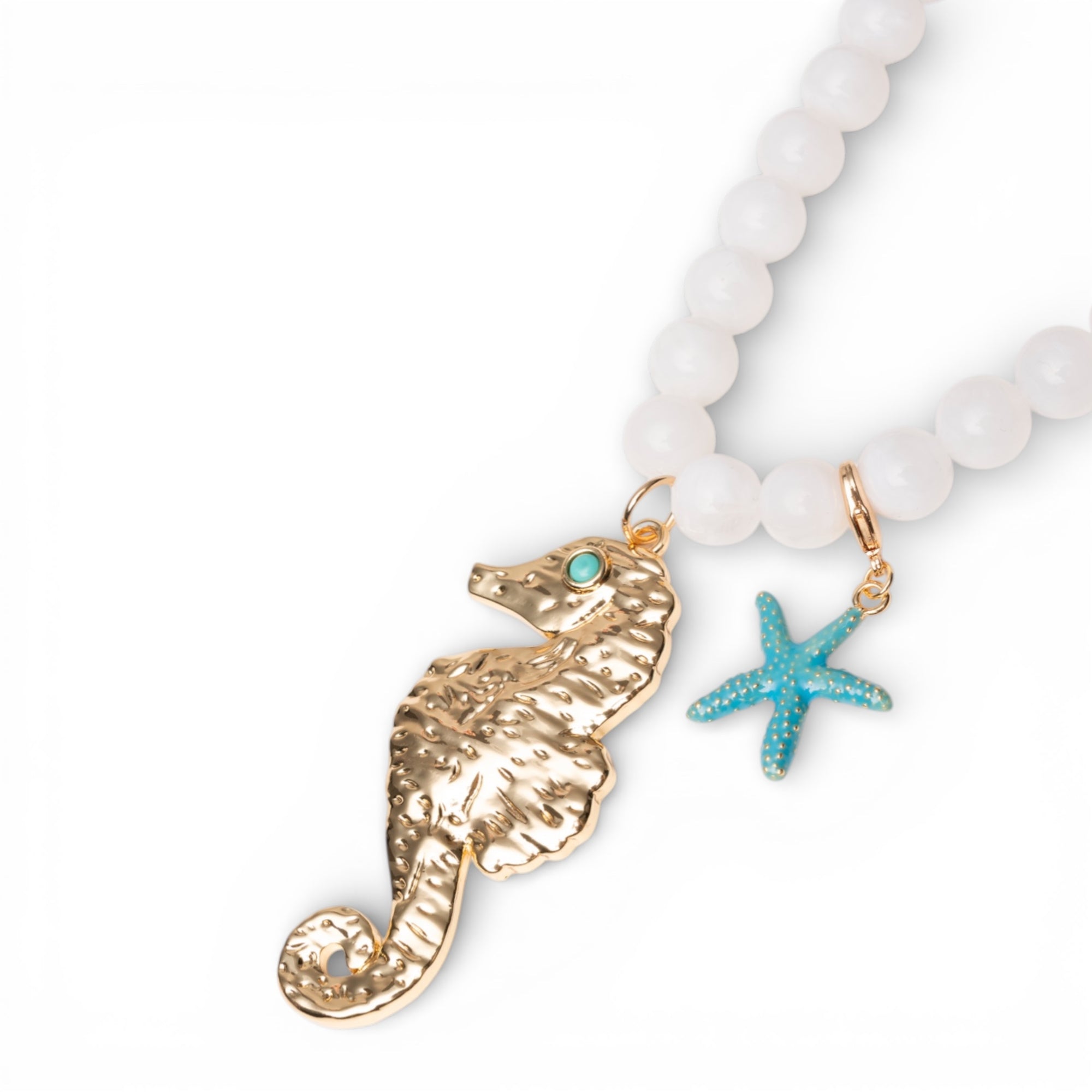 Collana lunga con sfere bianche in acrilico e pendente cavalluccio marino in metallo - Mya Accessories