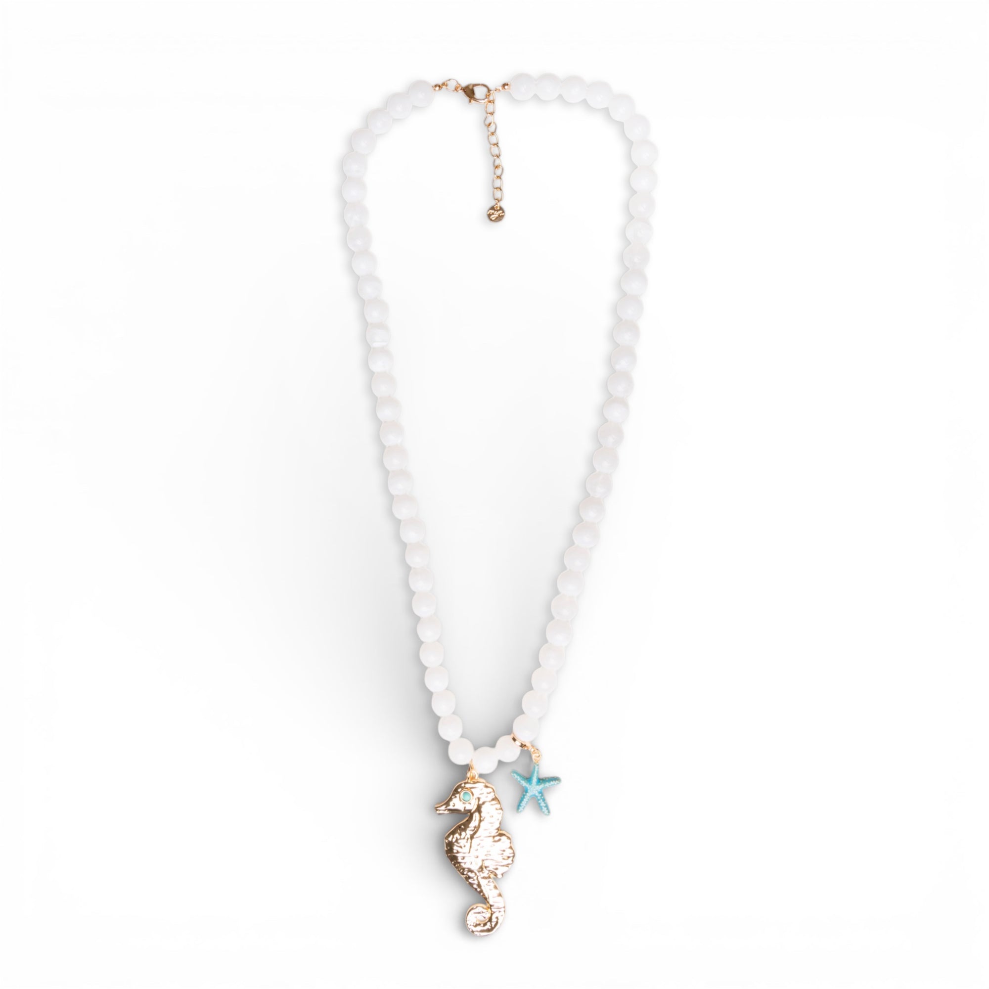 Collana lunga con sfere bianche in acrilico e pendente cavalluccio marino in metallo - Mya Accessories
