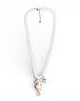 Collana lunga con sfere bianche in acrilico e pendente cavalluccio marino in metallo - Mya Accessories