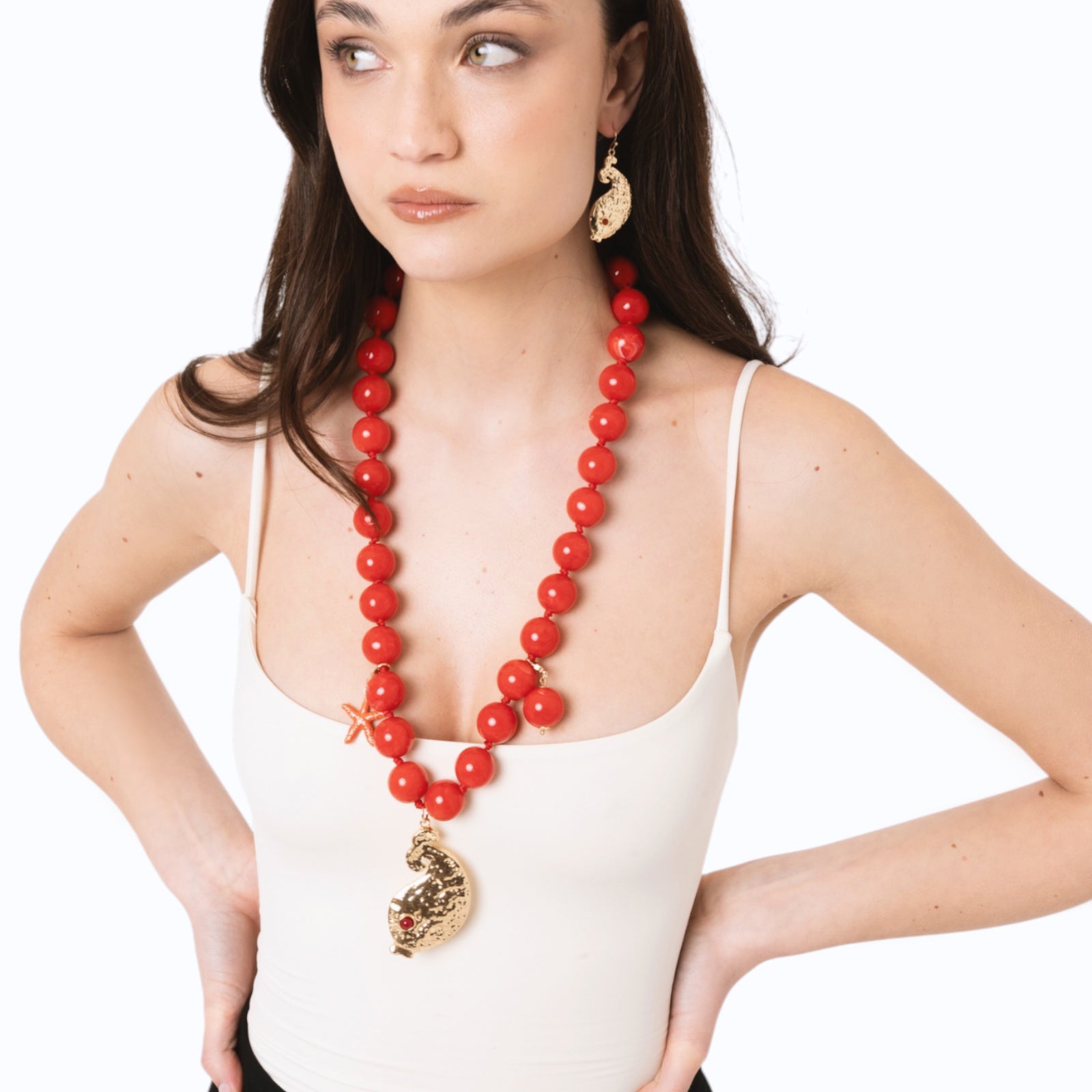 Collana lunga con sfere rosse in acrilico e pendente pesciolino in metallo - Mya Accessories