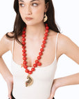 Collana lunga con sfere rosse in acrilico e pendente pesciolino in metallo - Mya Accessories