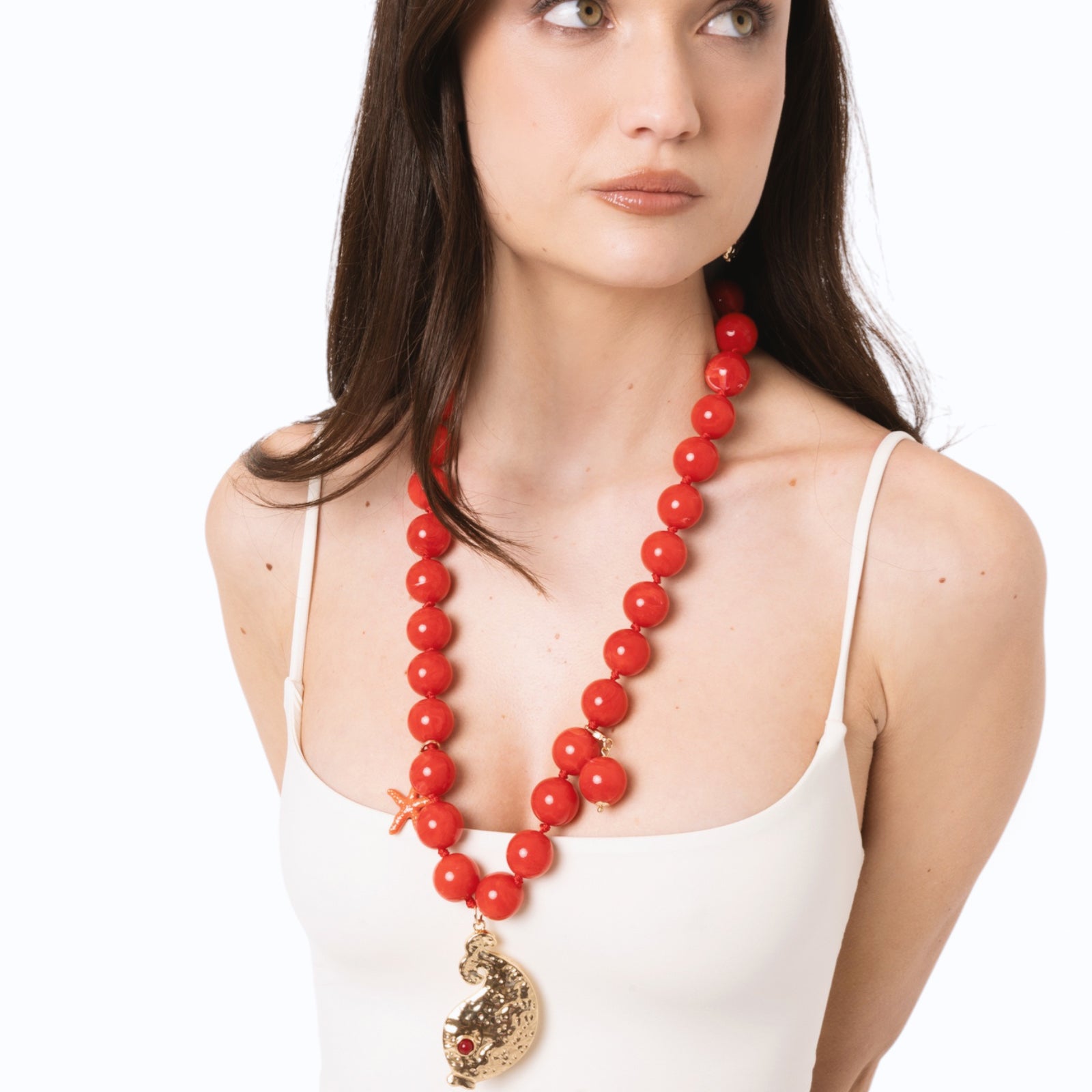 Collana lunga con sfere rosse in acrilico e pendente pesciolino in metallo - Mya Accessories