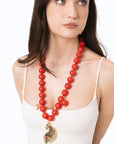 Collana lunga con sfere rosse in acrilico e pendente pesciolino in metallo - Mya Accessories
