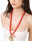 Collana lunga con sfere rosse in acrilico e pendente polipetto in metallo - Mya Accessories