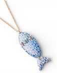 Collana lunga a catena sottile con pendente a pesciolino con texture tono blu - Mya Accessories
