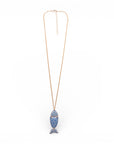 Collana lunga a catena sottile con pendente a pesciolino con texture tono blu - Mya Accessories