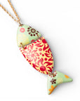 Collana lunga a catena sottile con pendente a pesciolino con texture multicolore - Mya Accessories