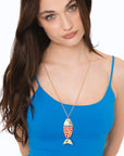 Collana lunga a catena sottile con pendente a pesciolino con texture multicolore - Mya Accessories