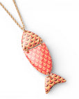 Collana lunga a catena sottile con pendente a pesciolino con texture tono arancio - Mya Accessories