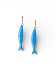 Orecchini pendenti con pesciolino smaltato azzurro - Mya Accessories