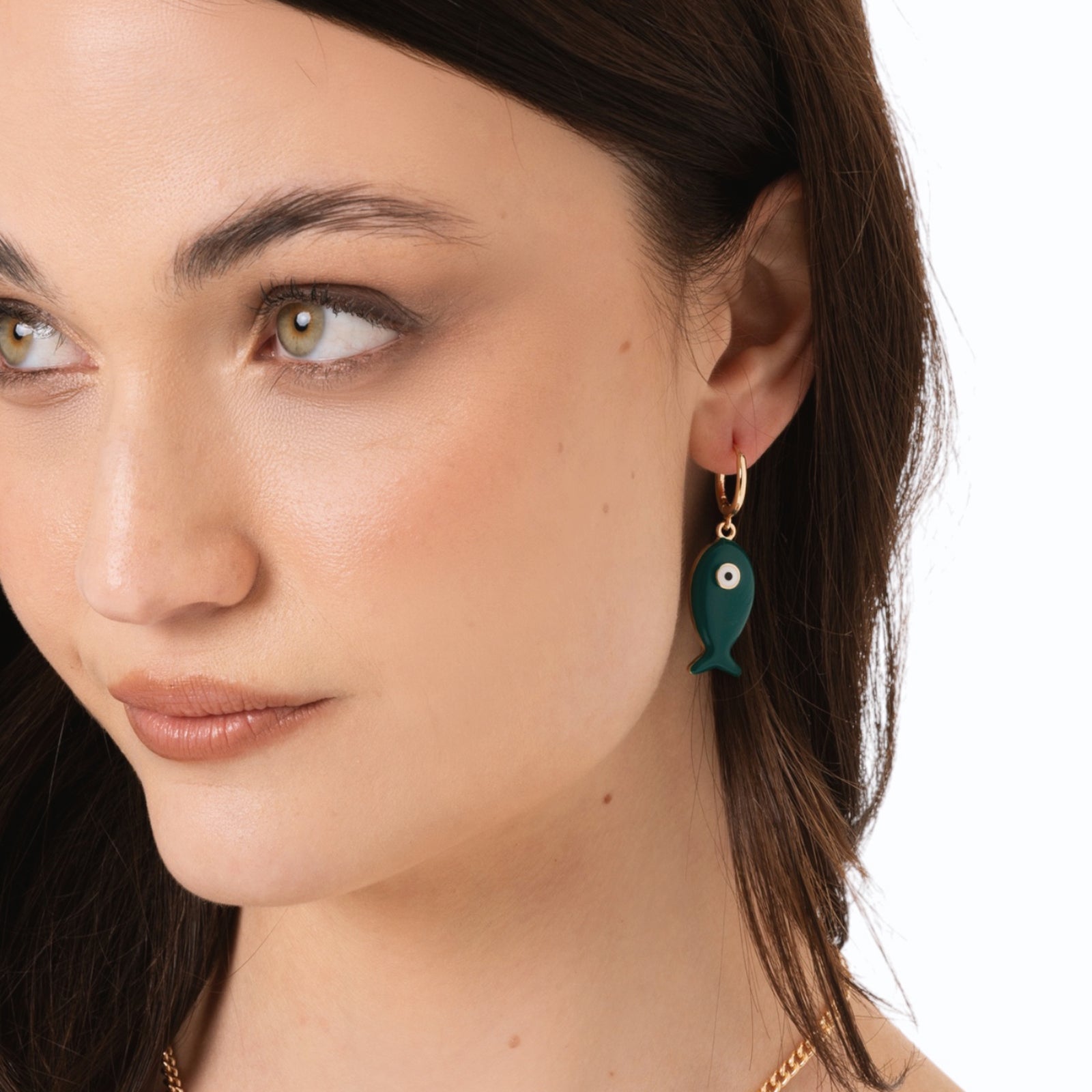 Orecchini pendenti con pesciolino smaltato verde scuro - Mya Accessories