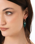 Orecchini pendenti con pesciolino smaltato verde scuro - Mya Accessories