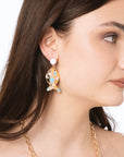 Orecchini pendenti con pesciolini in metallo dal design pop smaltati rosa ed azzurro - Mya Accessories