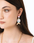 Orecchini pendenti con pesciolini in metallo dal design pop smaltati rosa ed azzurro - Mya Accessories