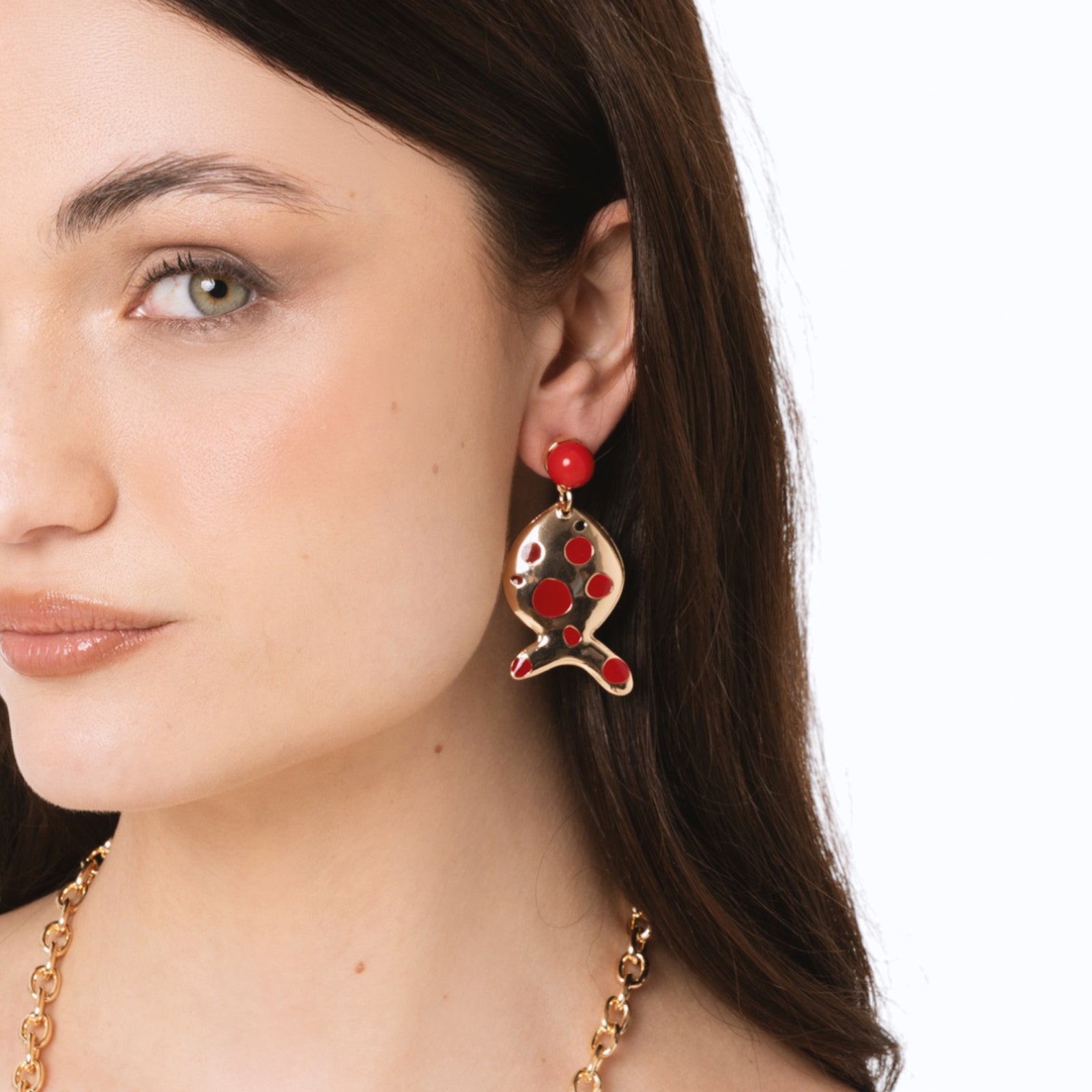 Orecchini pendenti con pesciolini in metallo dal design pop smaltati di rosso - Mya Accessories
