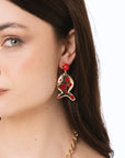 Orecchini pendenti con pesciolini in metallo dal design pop smaltati di rosso - Mya Accessories