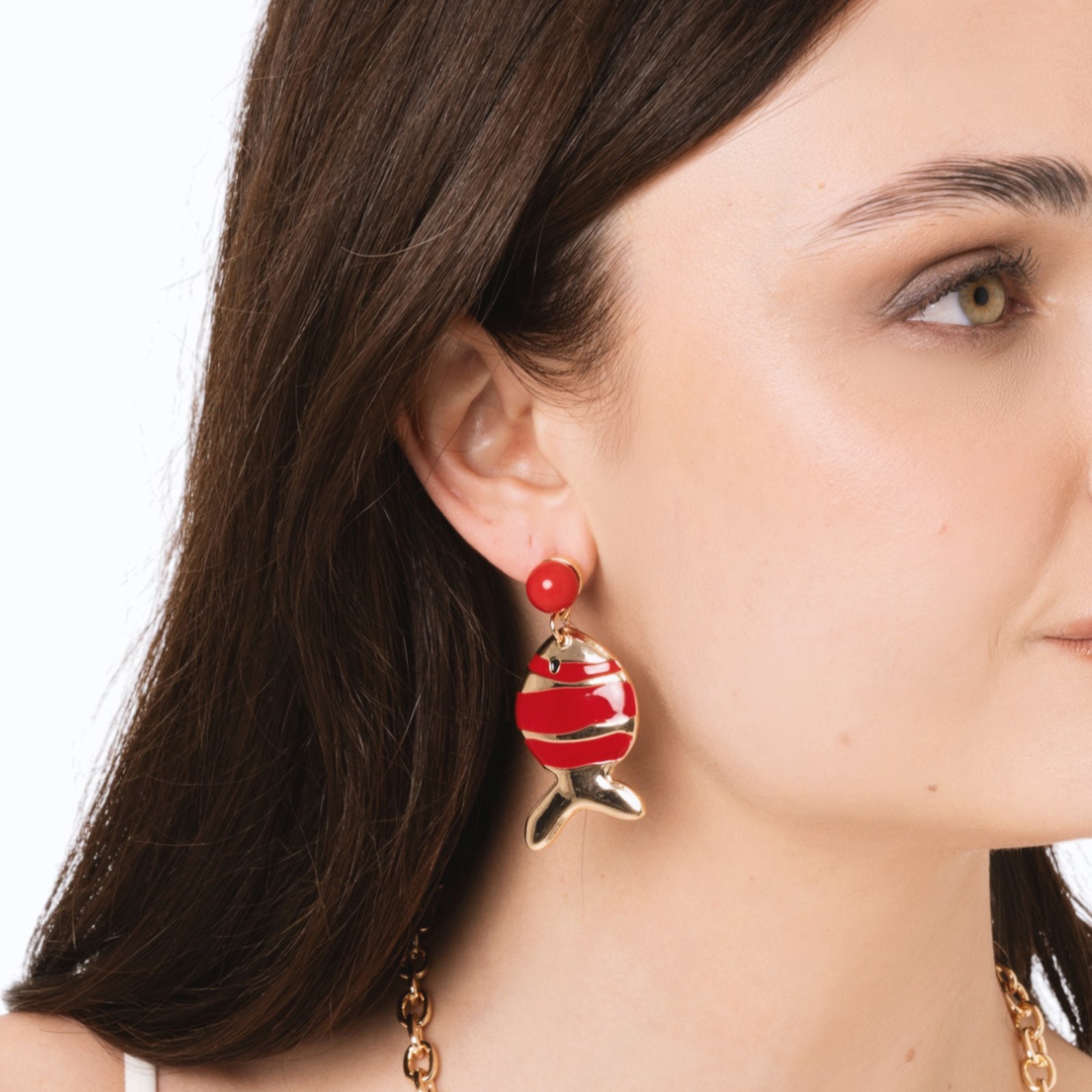 Orecchini pendenti con pesciolini in metallo dal design pop smaltati di rosso - Mya Accessories