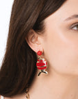 Orecchini pendenti con pesciolini in metallo dal design pop smaltati di rosso - Mya Accessories