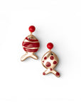 Orecchini pendenti con pesciolini in metallo dal design pop smaltati di rosso - Mya Accessories