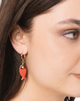 Orecchini pendenti con pesciolino in metallo smaltato multicolore - Mya Accessories