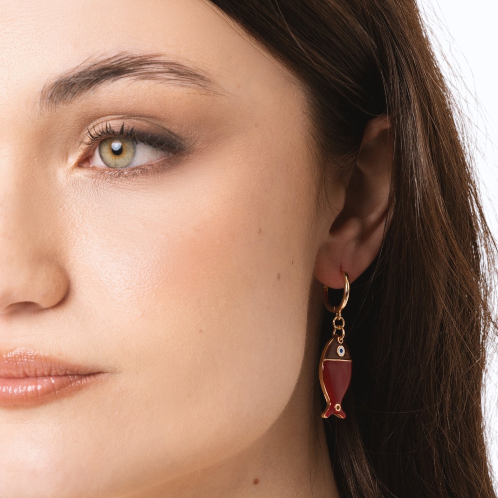 Orecchini pendenti con pesciolino in metallo smaltato multicolore - Mya Accessories