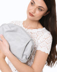 Borsa pochette morbida a tinta unita grigio ghiaccio - Mya Accessories
