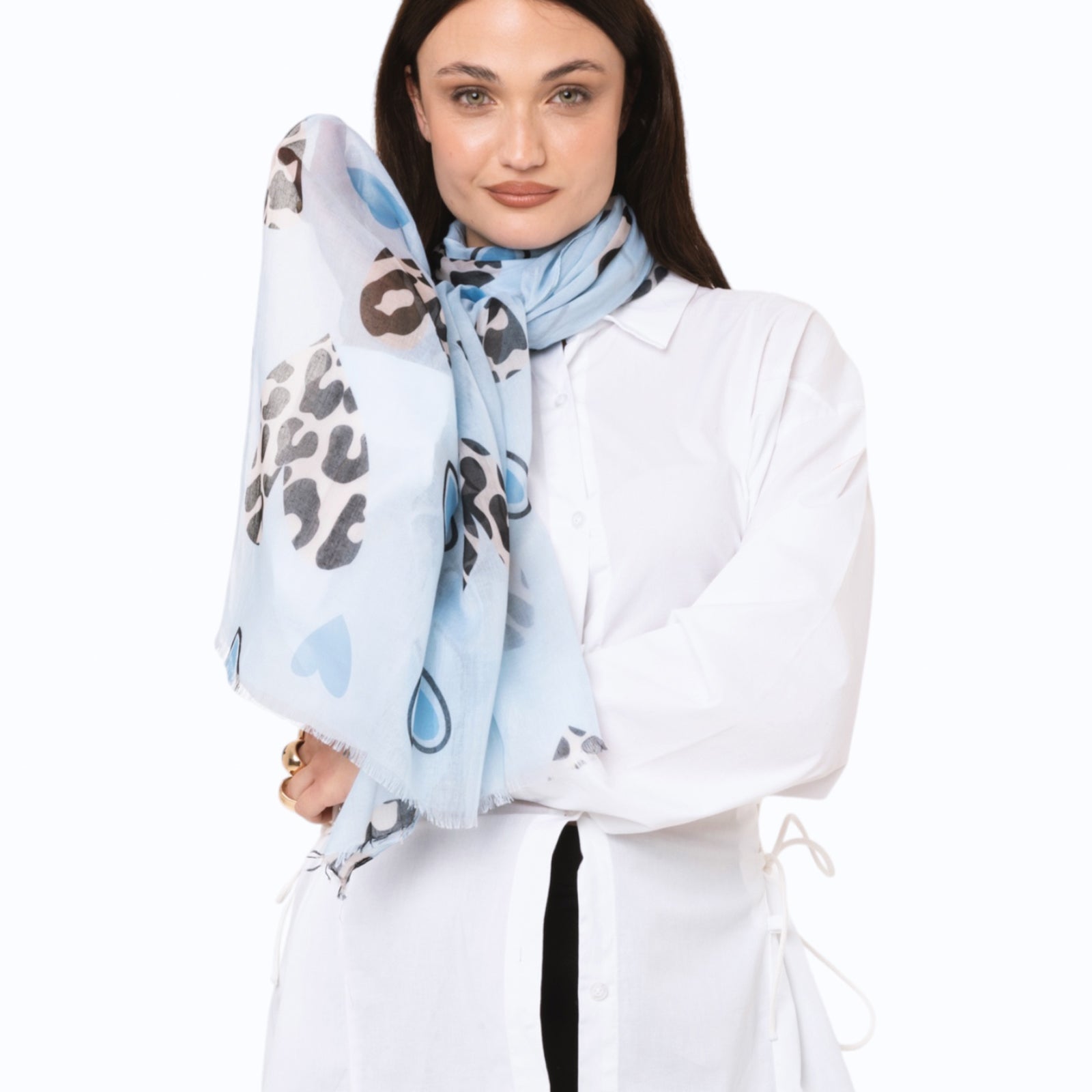 Sciarpa in seta celeste con stampa a cuori animalier - Mya Accessories