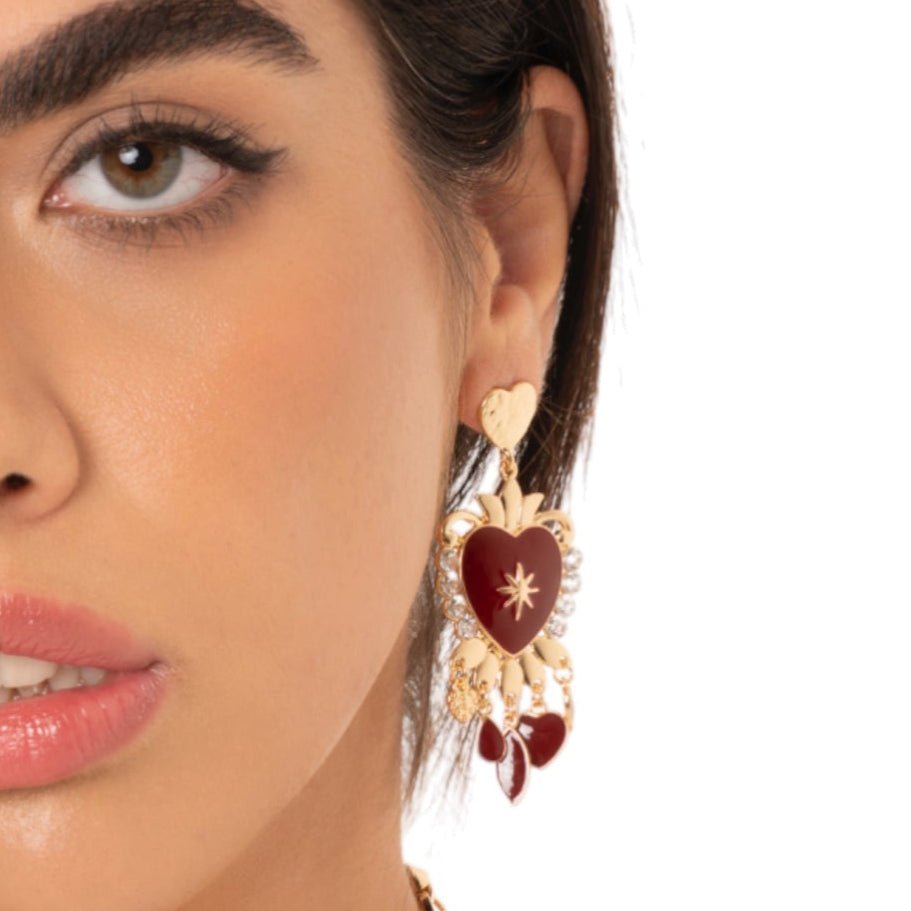 Orecchini pendenti in metallo con cuore sacro smaltato rosso - Mya Accessories