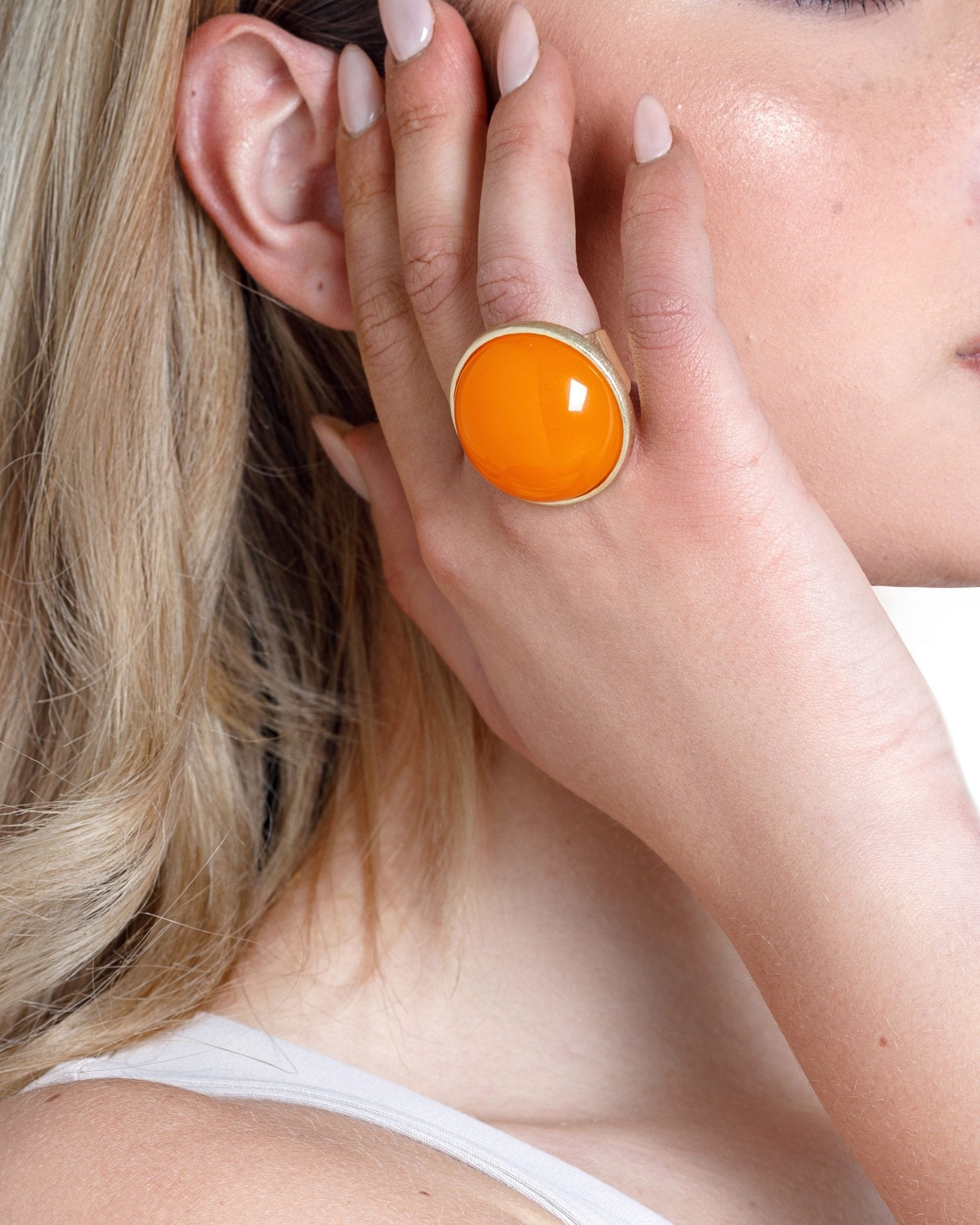 Anello a fascia regolabile con pietra circolare in resina arancio - Mya Accessories