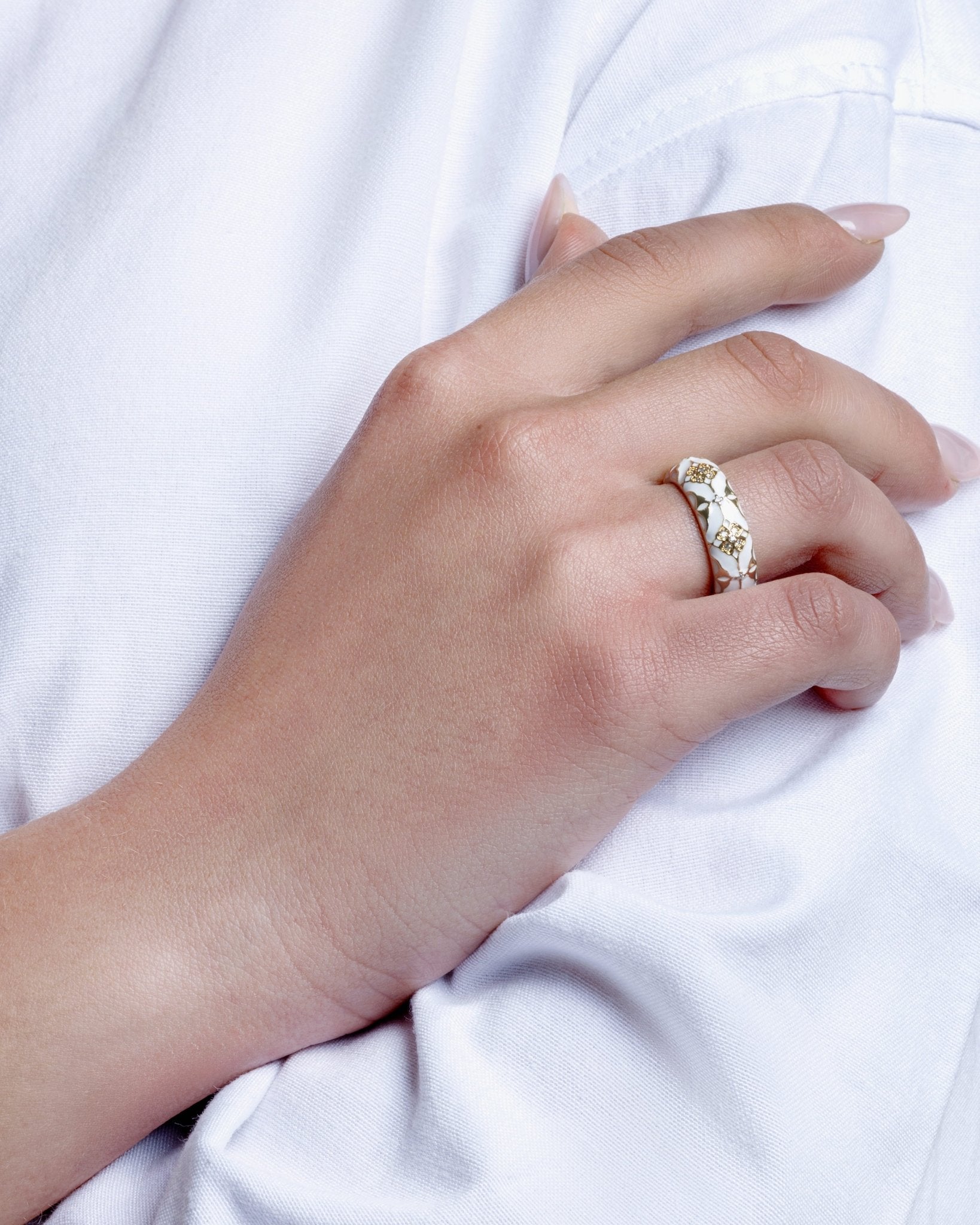 Anello in ottone regolabile smaltato bianco con design dorato - Mya Accessories