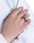 Anello in ottone regolabile smaltato nero con design dorato - Mya Accessories