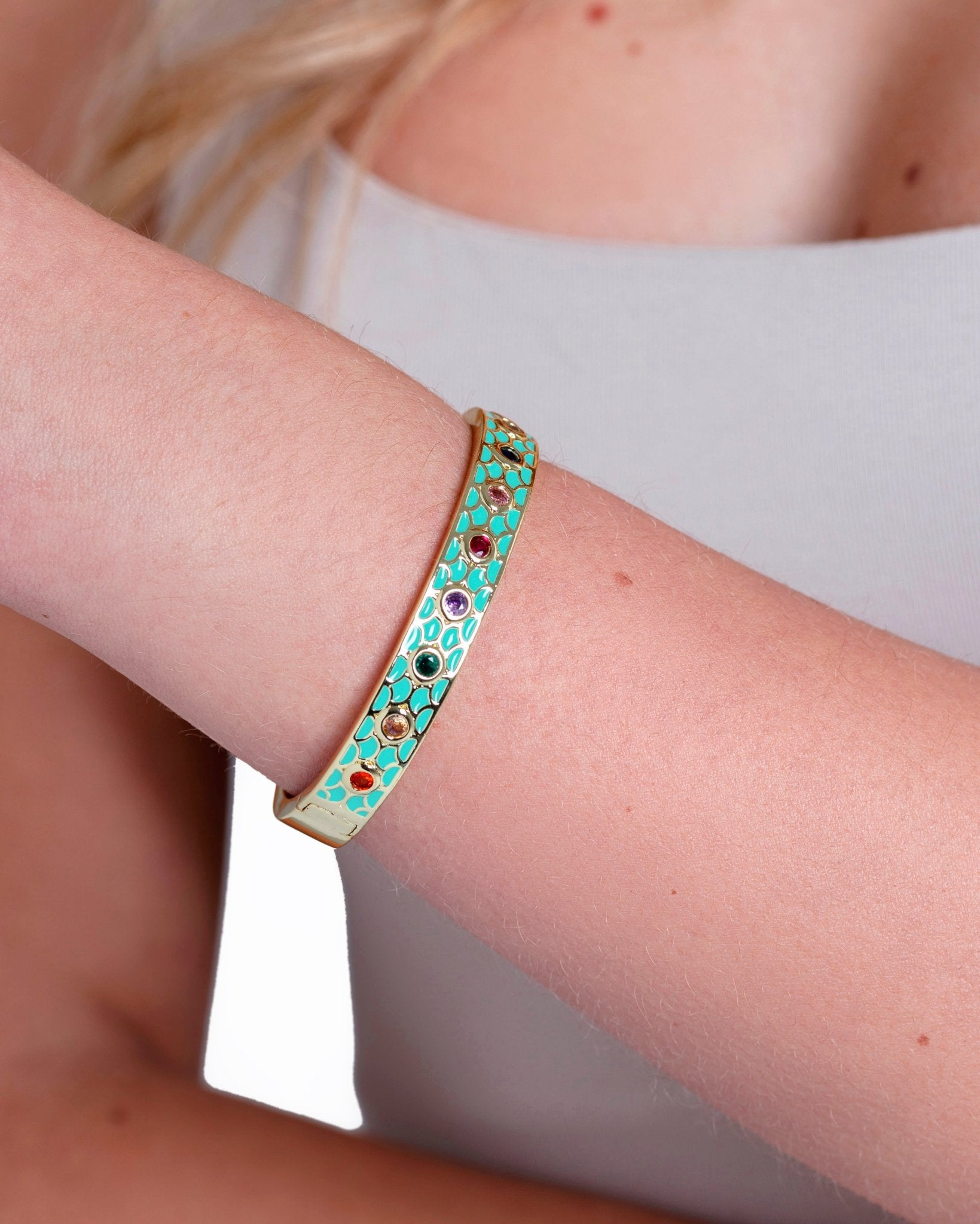 Bracciale in ottone a manetta smaltato celeste con zirconi multicolore - Mya Accessories