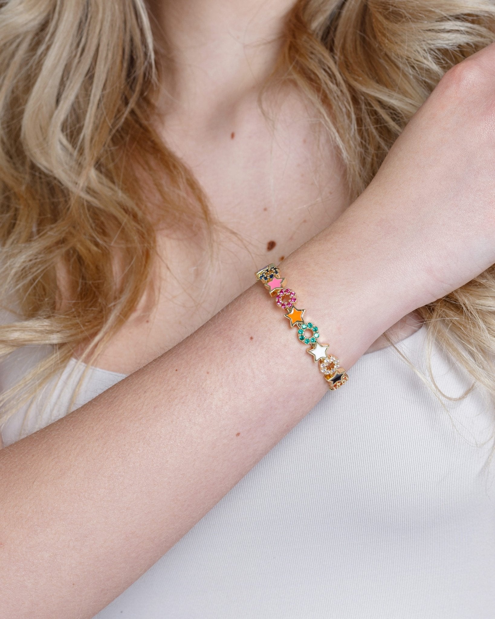 Bracciale in ottone con stelline smaltate e zirconi multicolore - Mya Accessories