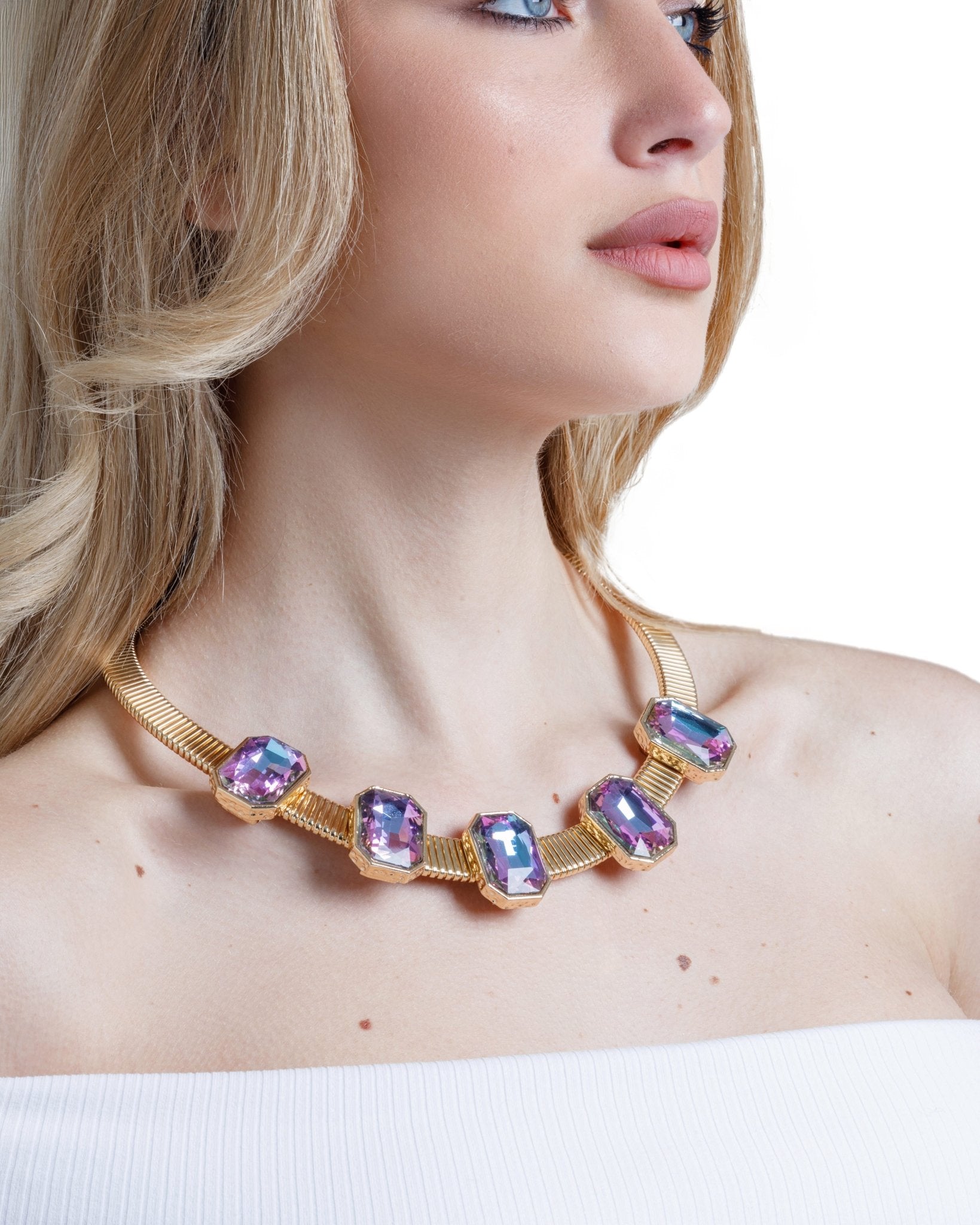 Collana girocollo omega rigida con pietre in vetro lilla - Mya Accessories