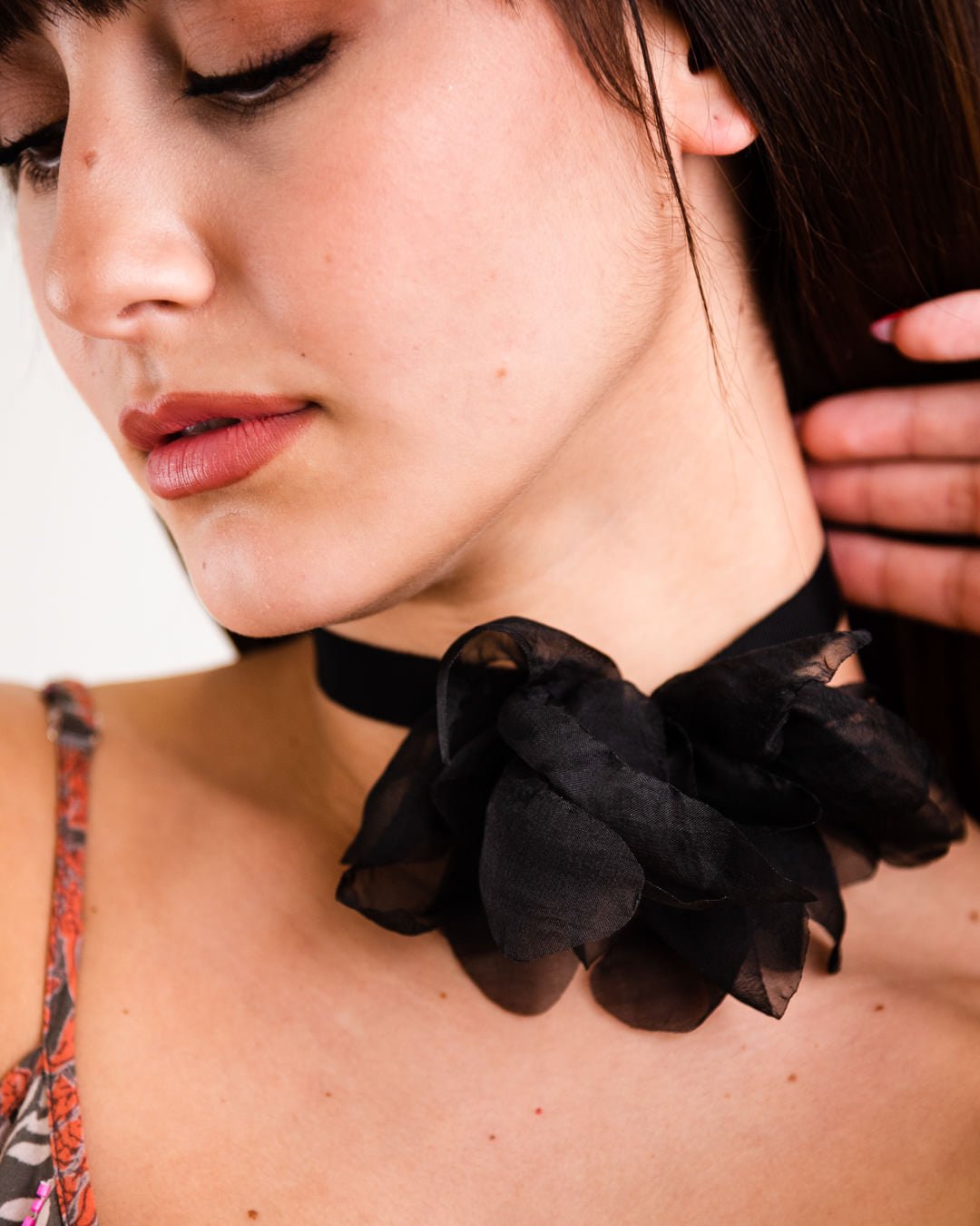 Collana chocker in tessuto con fiore in cotone nero - Mya Accessories