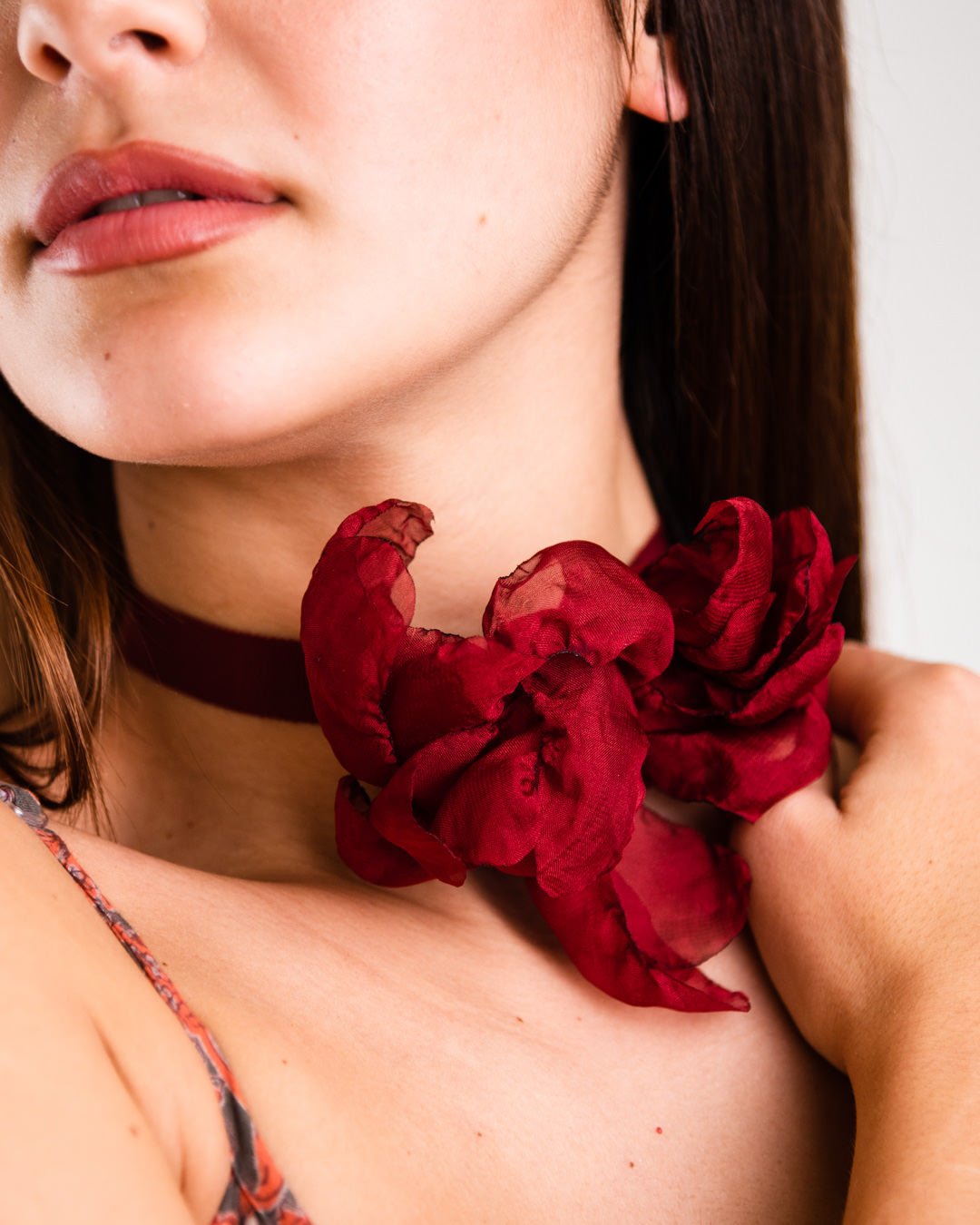 Collana chocker in tessuto con fiore in cotone bordeaux - Mya Accessories