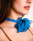 Collana chocker in tessuto con fiore in cotone azzurro - Mya Accessories