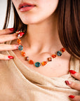 Collana girocollo in metallo con pietre in acrilico trasparenti arancio e azzurro - Mya Accessories