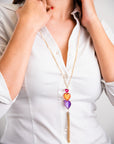 Collana lunga in metallo con pendente triplo cuore in acrilico trasparente fucsia, arancio e viola - Mya Accessories
