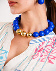 Collana girocollo in acrilico con sfere blu di cui tre placcate in oro - Mya Accessories