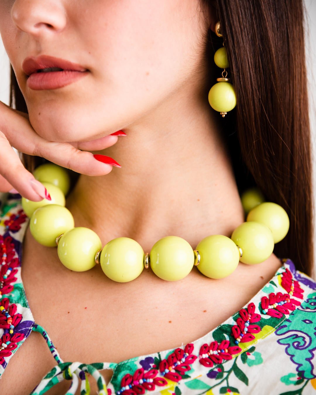 Collana girocollo in acrilico XXL verde lime con rondelle in ottone - Mya Accessories