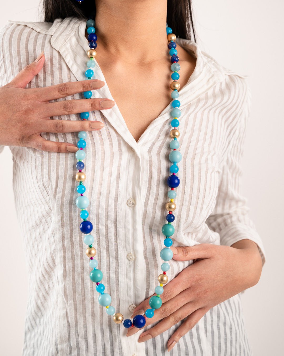 Collana lunga in metallo con pietre dure con mix sfere tono blu - Mya Accessories
