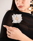 Spilla in tessuto a forma di fiore con microcristalli bianchi - Mya Accessories