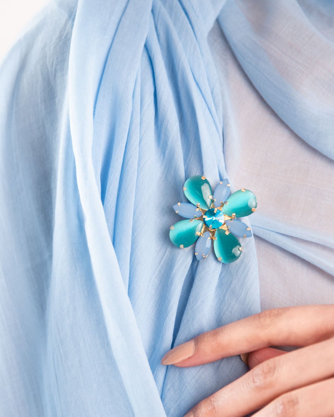 Spilla in ferro con fiore in vetro di gatto azzurro - Mya Accessories