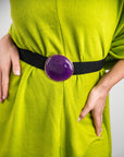 Cintura elastica nera, con medaglione in resina viola - Mya Accessories