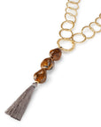 Collana con catena ad anelli con tre pietre in acrilico di colore marrone con ciuffo - Mya Accessories