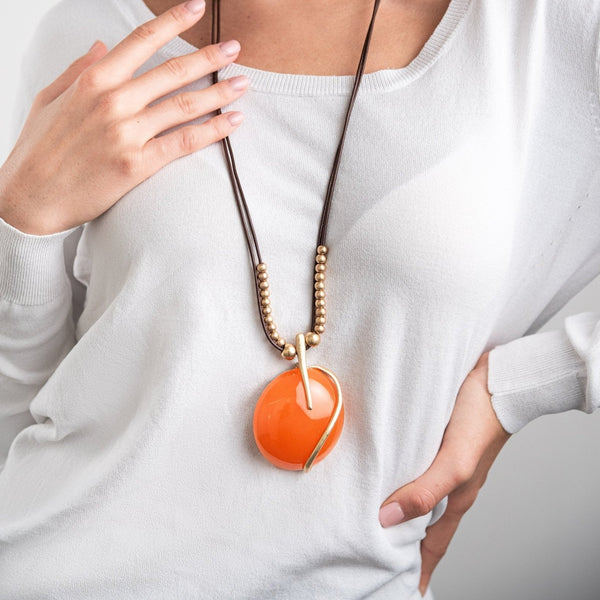Collana lunga con laccio nero, pendente circolare in resina arancio - Mya Accessories Collana lunga con laccio nero, pendente circolare in resina arancio - Mya Accessories